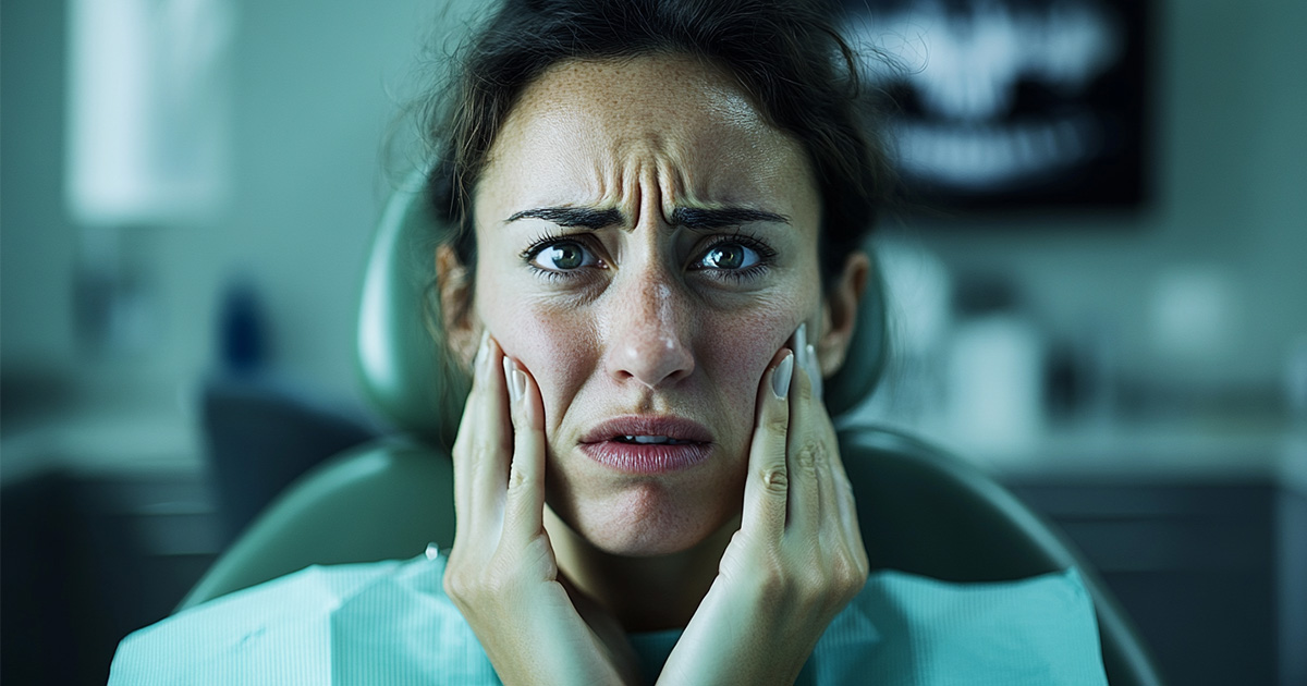 Mujer sentada en sillón clínico con expresión de dolor en la mandíbula, en consulta médica en Valdivia