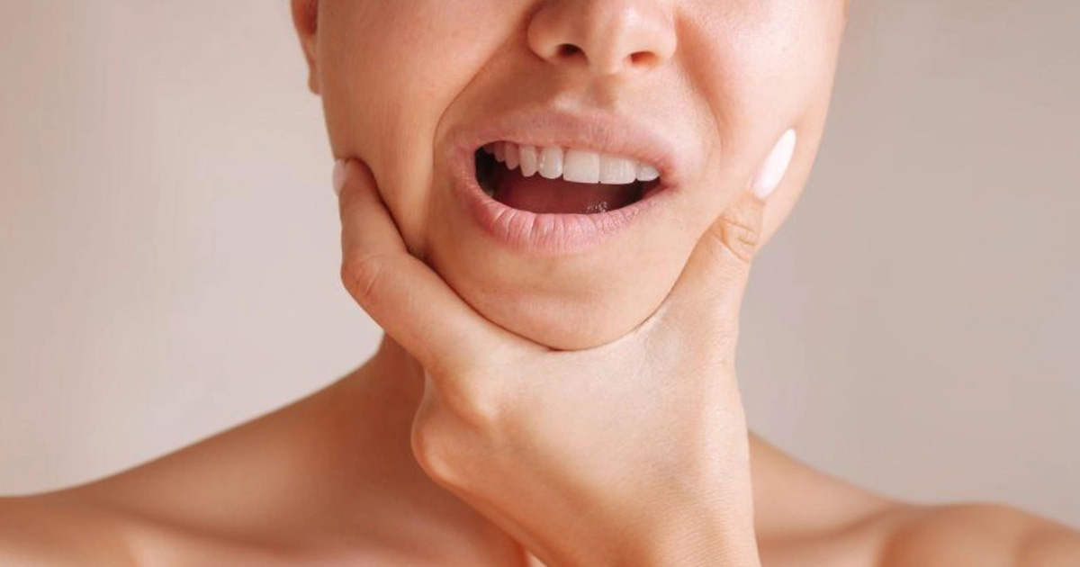 Paciente mostrando dificultad para abrir la boca debido a bloqueo mandibular en consulta clínica en Valdivia